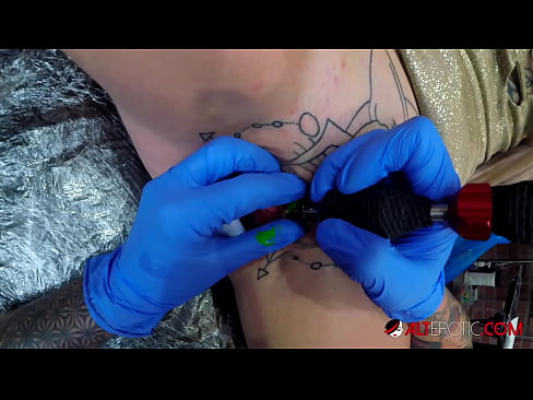 ❤️ Sully Savage, hottie estremamente tatuata, hà fattu un tatuatu nantu à u clitoris ️❌ Porno anale à porn co.gaypornforyou.ru ❌